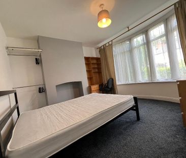 4 bedroom semi-detached house to rent - Photo 4