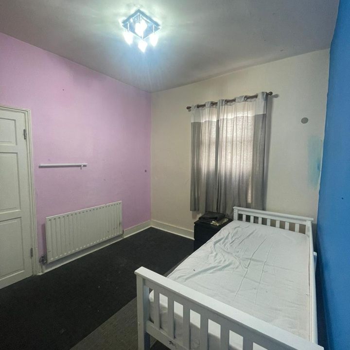 Room in a Shared Flat, Kings Road, E6 - Photo 1