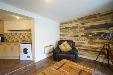 Flat 8, 15 High Street - Photo 2