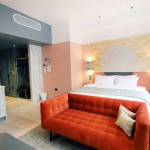 1 bedroom serviced apartment to rent - Photo 2