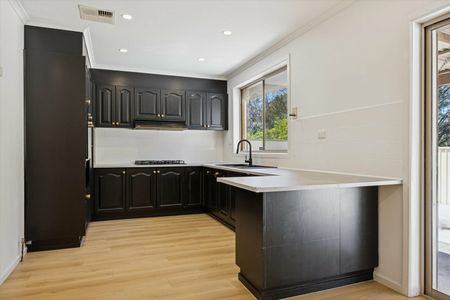 Spacious Four-Bedroom Family Home in a Prime Keysborough Location - Photo 4