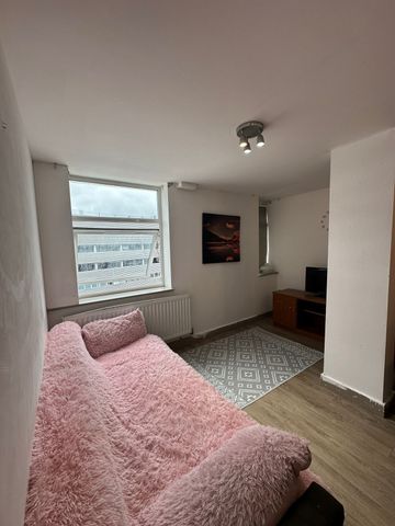 Two bedroom apartment ideal for working families- 1900 pcm inclusive bills - Photo 3