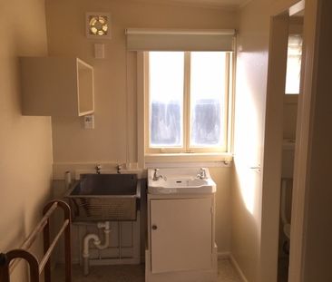 Sunny Two-Bedroom Flat in Convenient Hornby Location - Photo 4