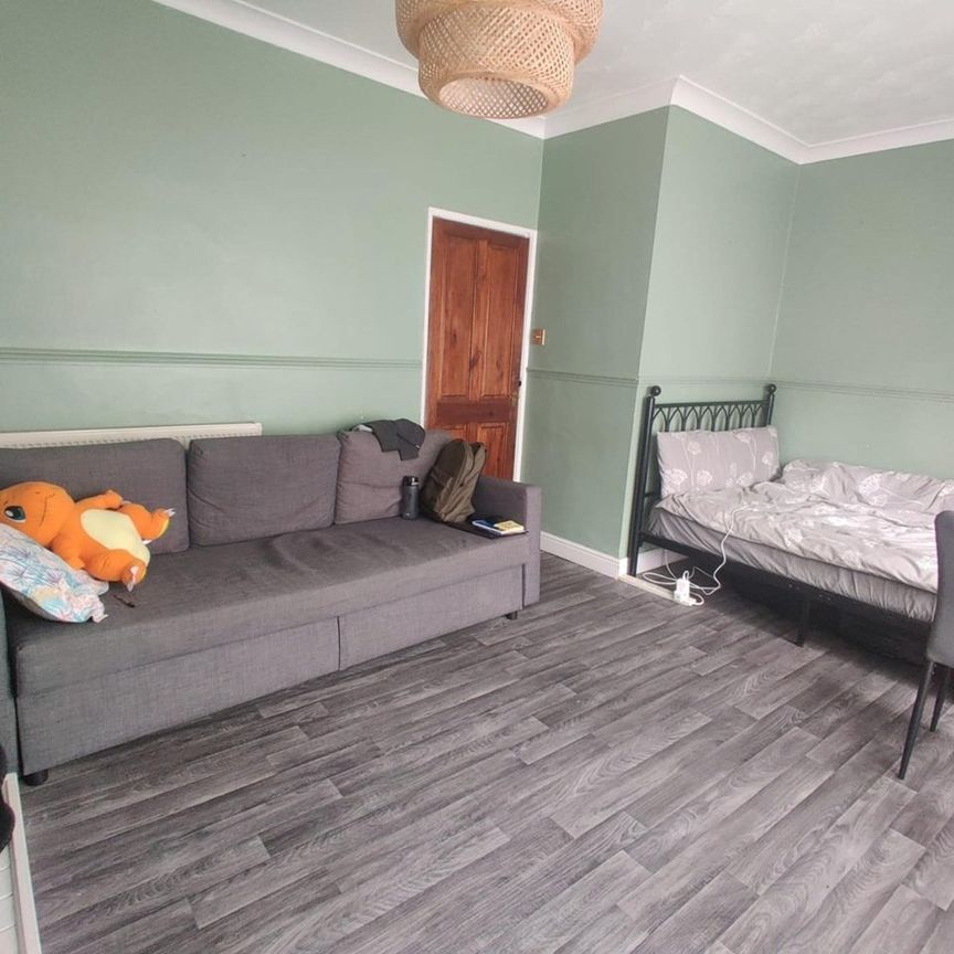 3 Bed Flat, Kerbey Street, E14 - Photo 1