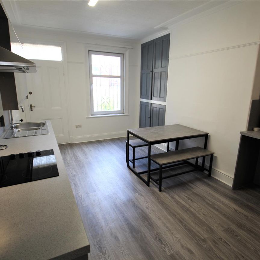 Estcourt Avenue, Headingley, LS6 3ET, Leeds - Photo 1
