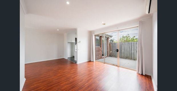 Modern Living in West Sunshine – walk to school - Photo 1