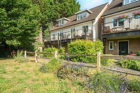 Rivermead Walk, Godalming, Surrey, GU7 - Photo 4