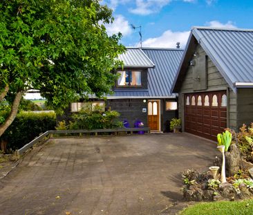 Sun-Drenched Spacious Family Home! - Photo 3