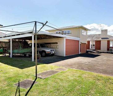 Spacious 5 Bedroom Family Home including Sleepout - Photo 3