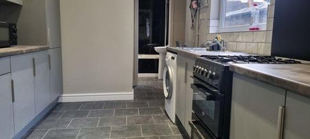 4 bedroom terraced house to rent - Photo 5