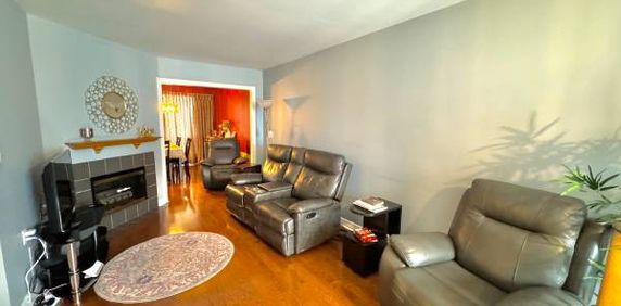 3 BED + 2.5 BATH TOWNHOUSE BRAMPTON - Photo 2