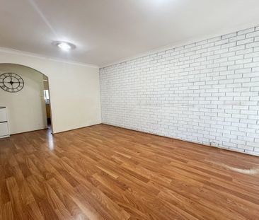 Bright & Spacious 3-Bedroom Townhouse in Prime Location - Photo 2