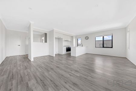 Near New 3 Bedroom Townhouse - Photo 2