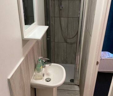 Room in a Shared House, Arngask Road, SE6 - Photo 4