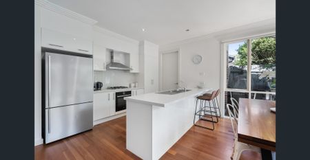 Modern beauty in tree lined street! - Photo 5