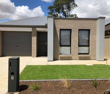 Modern 3 Bedroom Home! - Photo 3