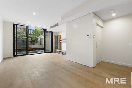 Expansive four-level residence with lift, courtyard & resort-style amenities - Photo 2