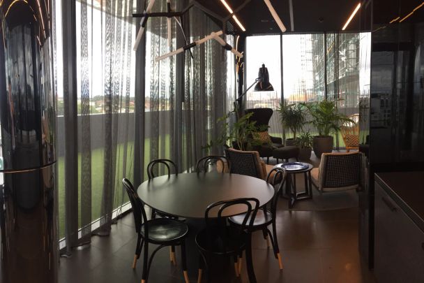 Luxury 1-bedroom fully furnished apartment - Photo 1