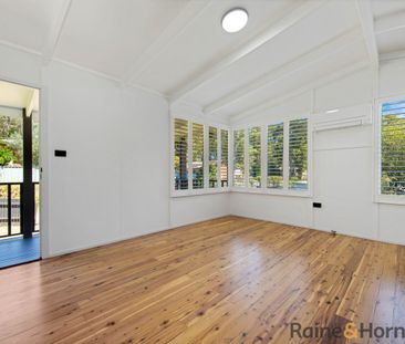 BRIGHT & AIRY RENOVATED HOME - Photo 1