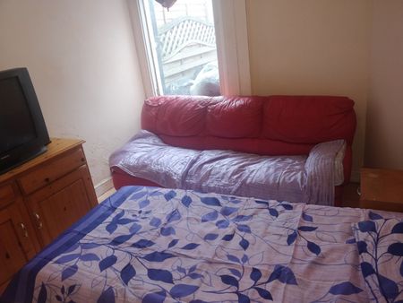 Room in a Shared House, Selby Road, E13 - Photo 5