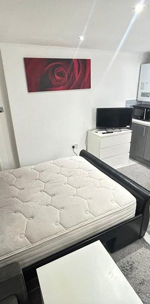 Studio to rent - Photo 1
