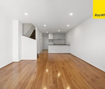 Stylish, Sunlit Home close to Parks, Schools & Shops - Photo 4