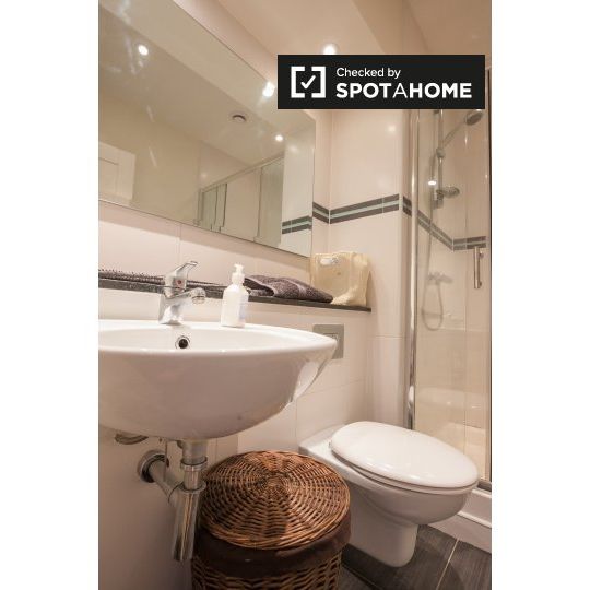 Bright room in 2-bedroom apartment in Bray, Dublin - Photo 1