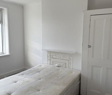 Room in a Shared House, Quebec Road, IG1 - Photo 2