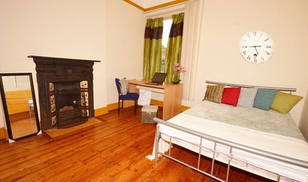 Huge 7 Bedroom Student Property Opposite Collegiate Campus! - Photo 2