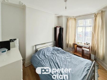 4 bedroom flat to rent - Photo 5