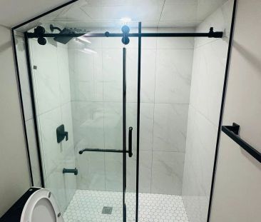 Detached Home For Lease | W9229421 - Photo 4