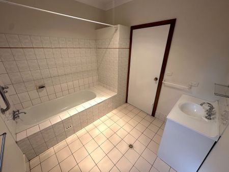 Lakeside Family Home - Photo 4