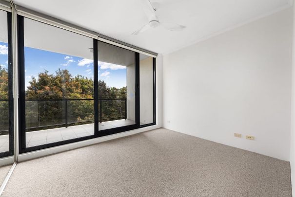 Modern, Light-Filled Apartment with Resort-Style Facilities - Photo 1