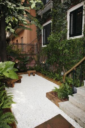 Exclusive Property of 200 m2 in an ideal location! In a private passage! - Photo 2
