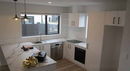 3 Bedroom Townhouse in Levin - Photo 2