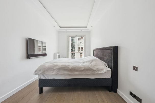 Location Appartement Paris 8 3 Pièces 118 m² - Photo 1