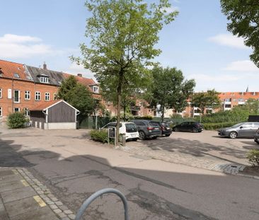 Centralt beliggenhed med gratis parkering samt hyggeligt gårdmiljø - Photo 4