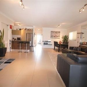 Fully-Furnished 2 bedrooms, 2 bathrooms, 1 car space, 2 balconies, Air Con, Pool, BBQ, Park, Security, Public Transport - Photo 3