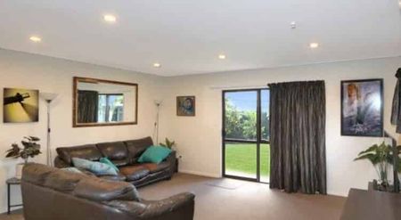 Three Bedroom Home in Raureka - Photo 2