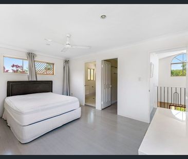 Spacious Double-Level Family Home in Varsity Lakes - Photo 2