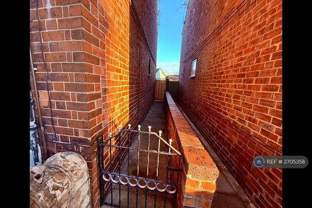 3 bedroom semi-detached house to rent - Photo 1