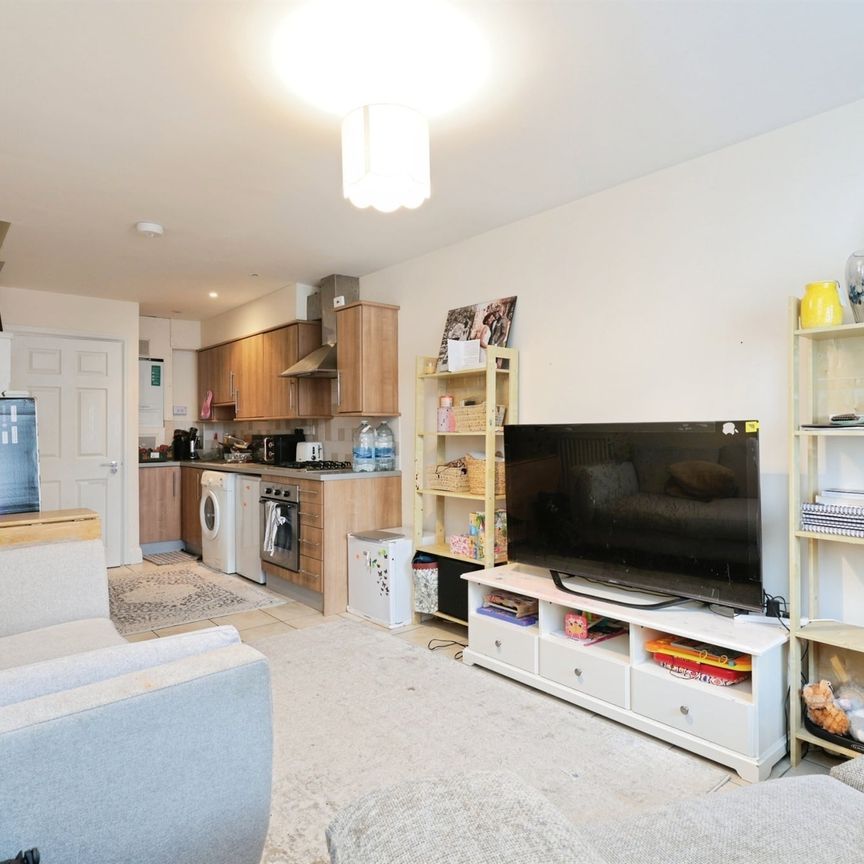 Loates Lane, Watford - Photo 1