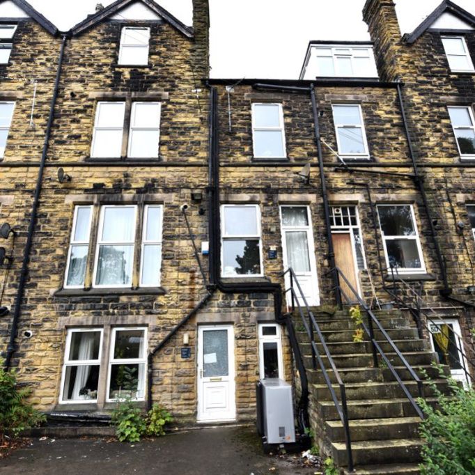 3 bedroom Flat in Hollybank, Leeds - Photo 1