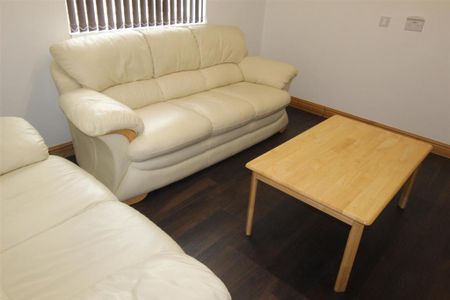 1 bedroom in a house share to rent - Photo 2