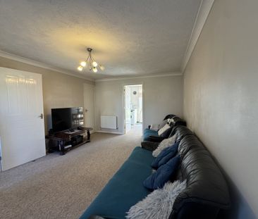 Lyon Close, Crawley, Maidenbower - Photo 6