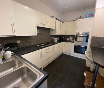 1 bedroom in a house share to rent - Photo 2