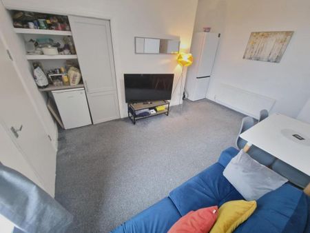1 bedroom in a house share to rent - Photo 4