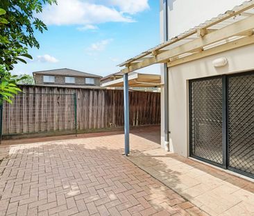 Spacious & Stylish Townhouse In Convenient Location - Photo 5