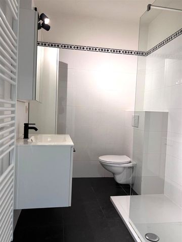 MOOI GELIJKVLOERS APPARTEMENT MET 2 SLAAPKAMERS IN HET HART VAN SINT-NIKLAAS - Foto 4