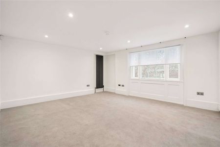 EXCLUSIVELY MANNAGED BY SAVILLS. HMO APPROVED. AVAILABLE NOW. NEWLY RENOVATED. A well-presented four-bedroom maisonette is situated in the heart of Connaught Village - Photo 2